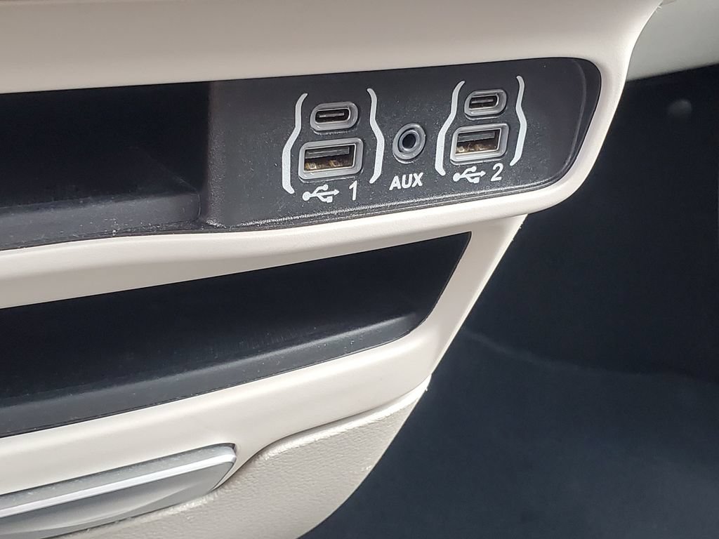 Used 2024 Chrysler Pacifica Touring-L FWD image 20