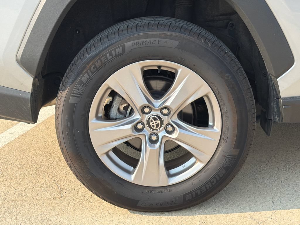 Used 2025 Toyota RAV4 XLE AWD/4WD image 7