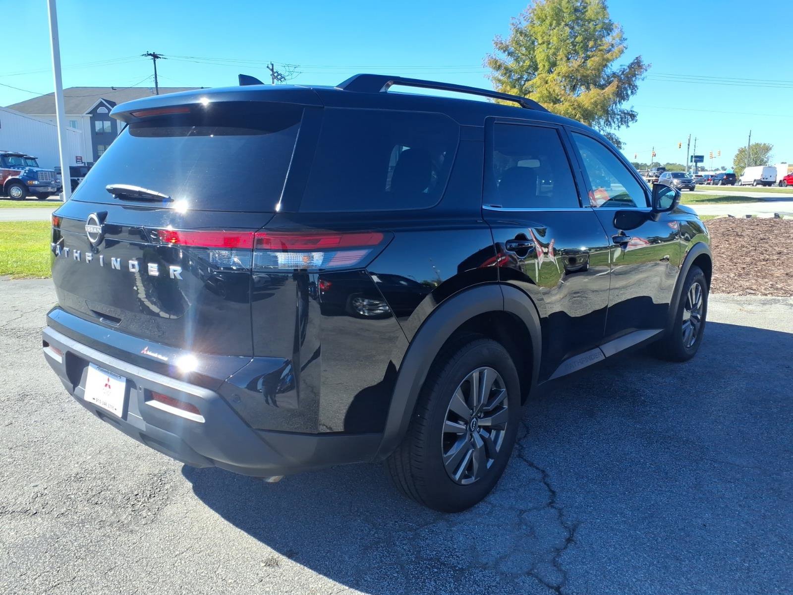 Used 2025 Nissan Pathfinder SV FWD image 2