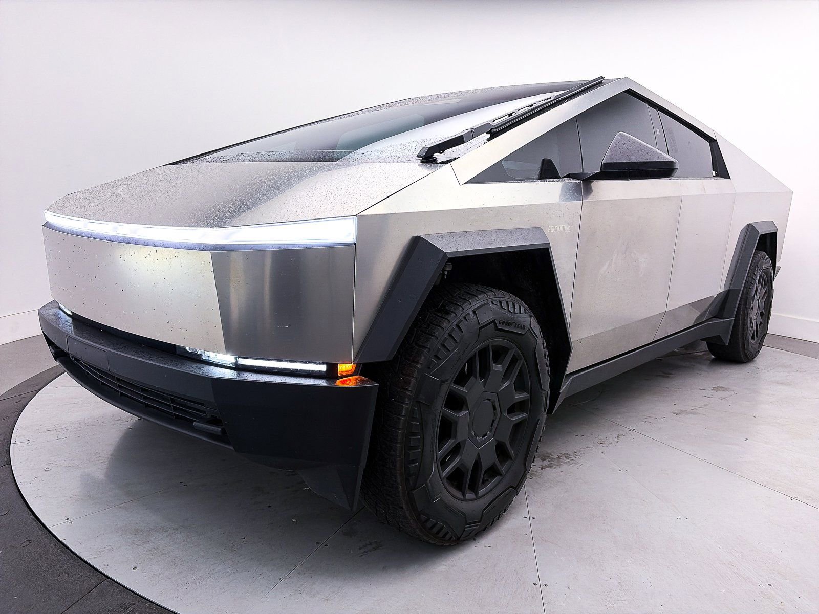 Used 2024 Tesla Cybertruck AWD Crew Cab image 10