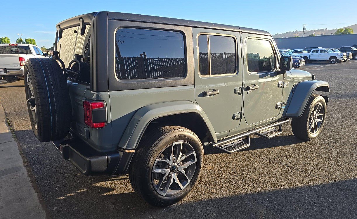 Used 2024 Jeep Wrangler Unlimited w/ Convenience Group AWD/4WD image 4