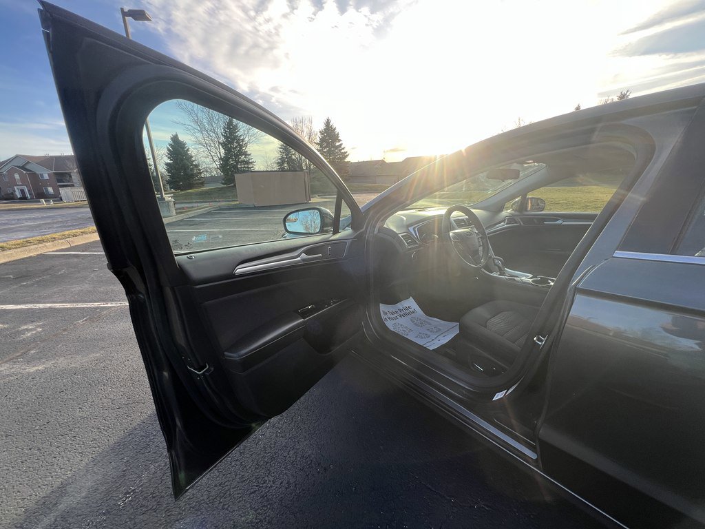 Used 2016 Ford Fusion SE image 16