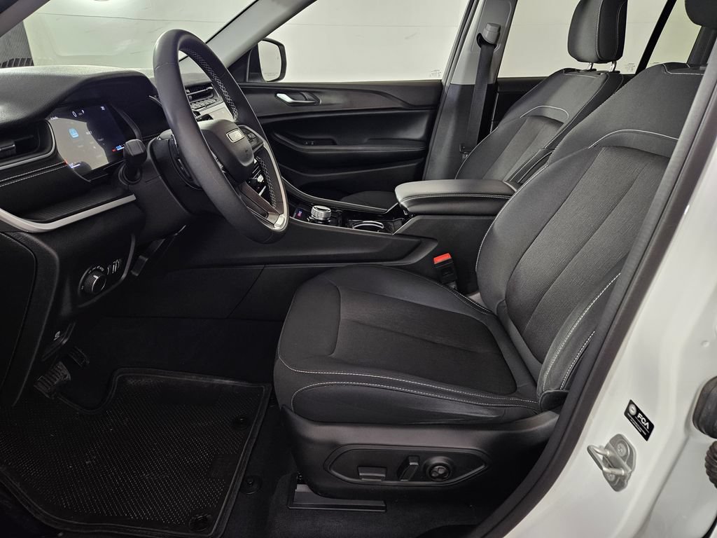 Used 2023 Jeep Grand Cherokee Laredo AWD/4WD image 21