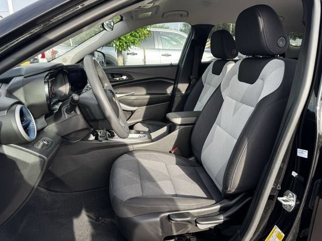 Used 2025 Chevrolet Trax LS FWD image 25