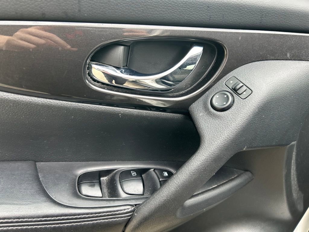 Used 2019 Nissan Rogue SV AWD/4WD image 12