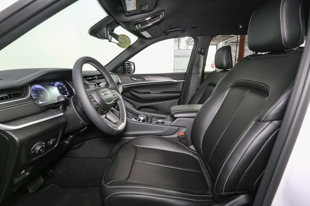 Used 2025 Jeep Grand Cherokee Limited AWD/4WD image 43