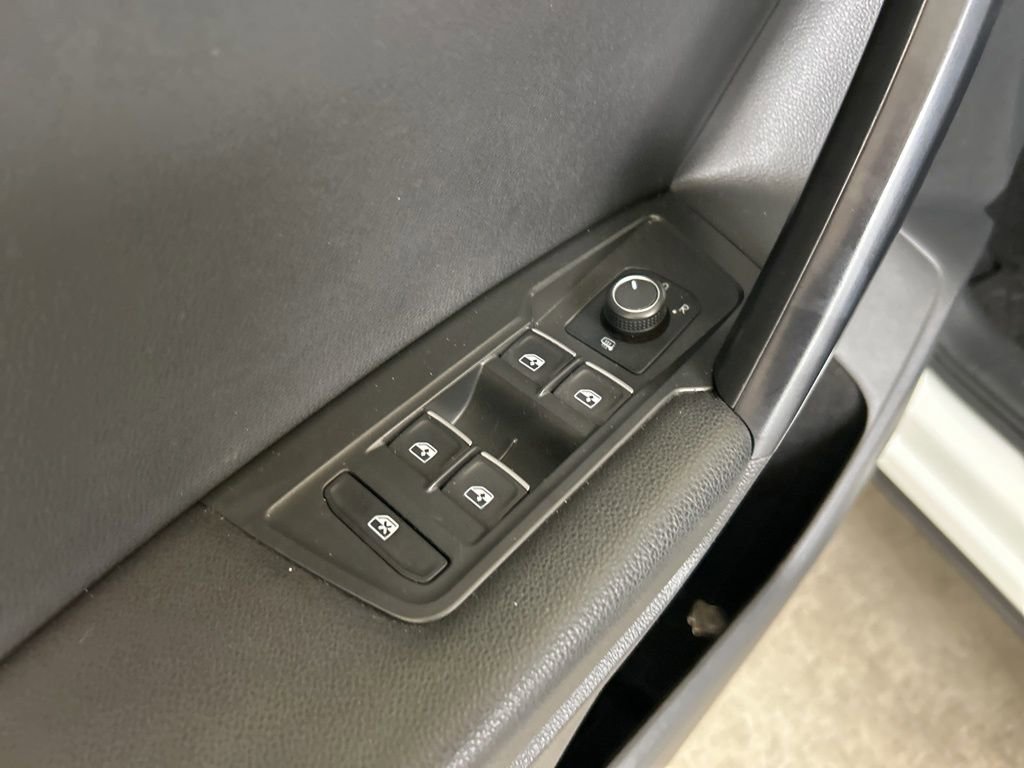 Used 2021 Volkswagen Tiguan SE image 35