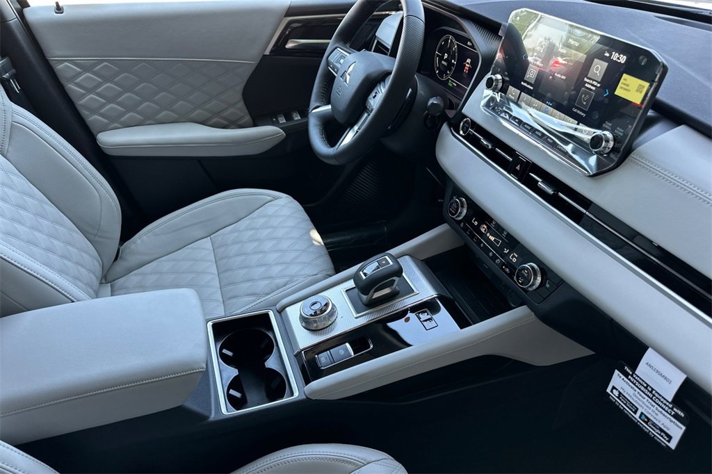New 2025 Mitsubishi Outlander SEL image 17