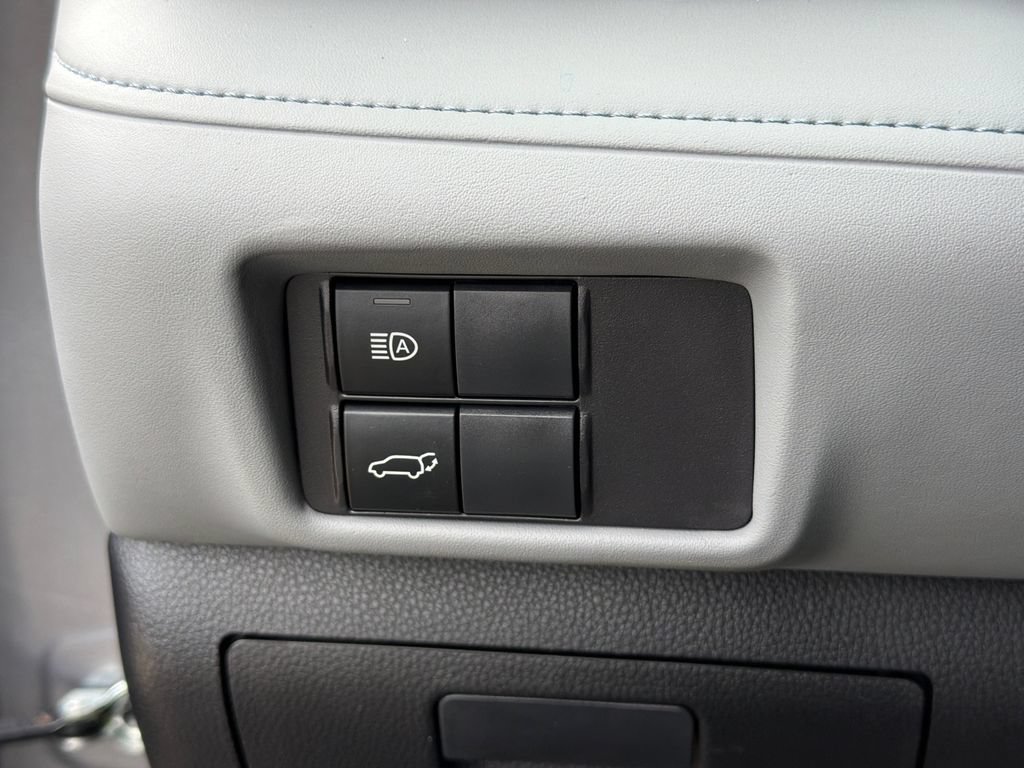 Used 2023 Toyota Highlander XLE AWD/4WD image 25