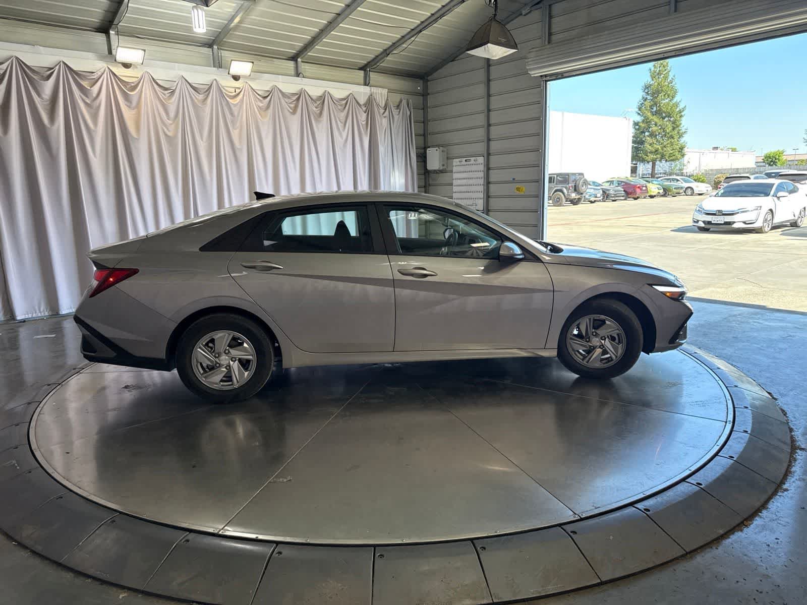 Certified 2026 Hyundai Elantra SE FWD image 4