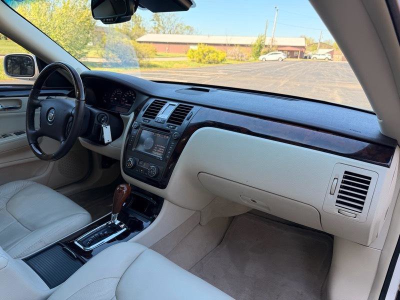 Used 2009 Cadillac DTS Luxury I w/ Sun And Navigation Package FWD image 16