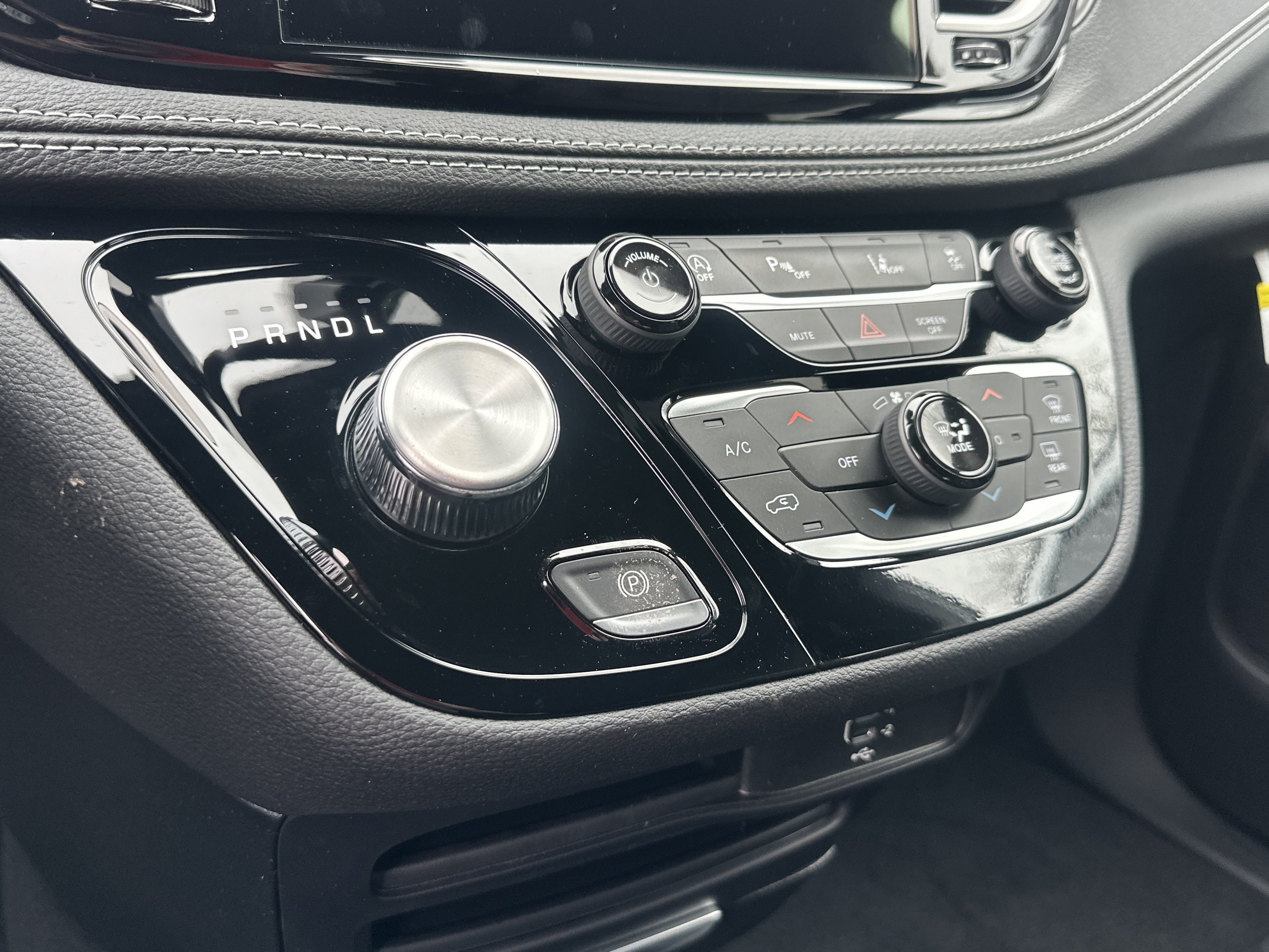New 2026 Chrysler Pacifica Select AWD/4WD image 4