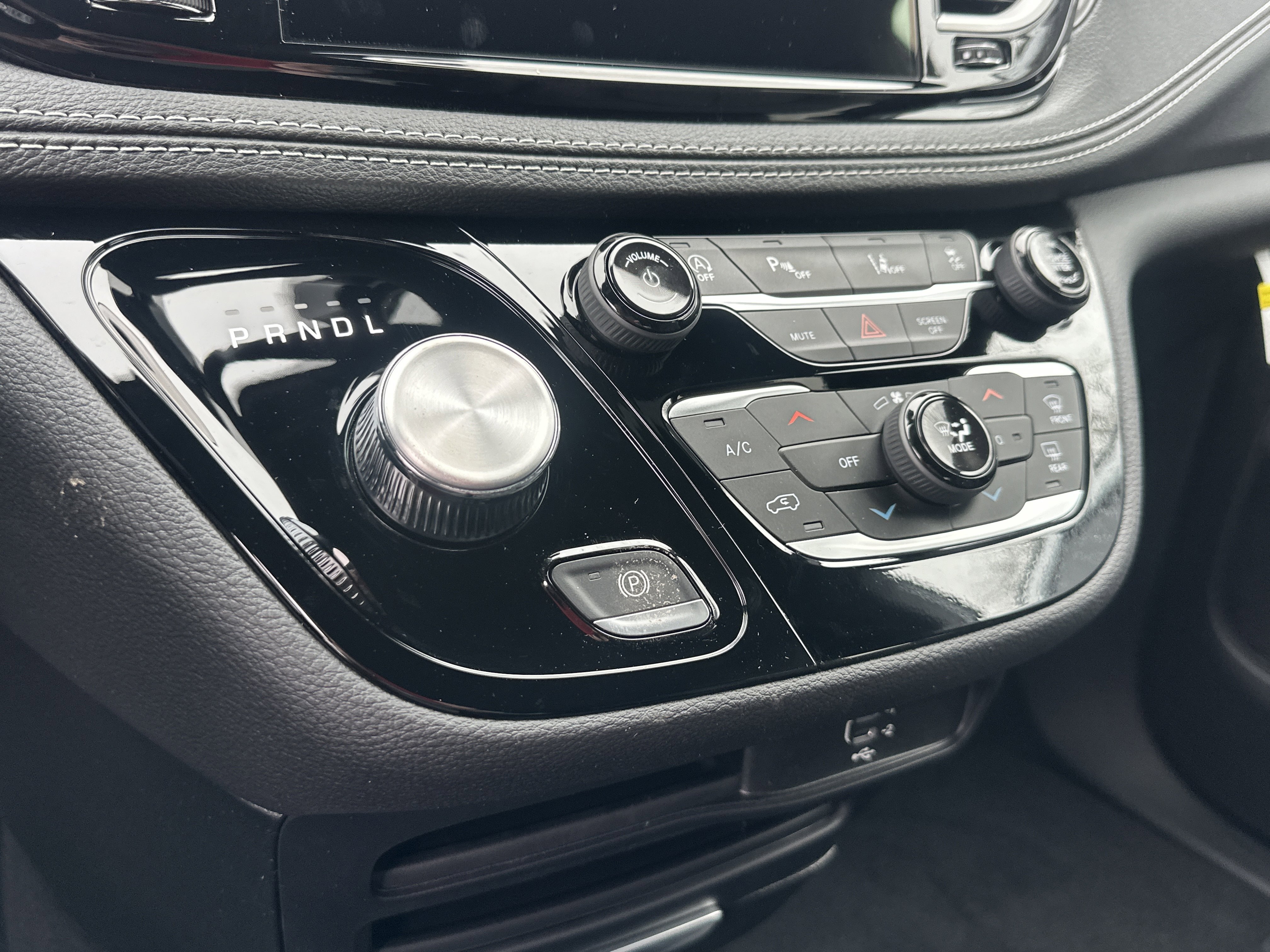 New 2026 Chrysler Pacifica Select AWD/4WD image 4