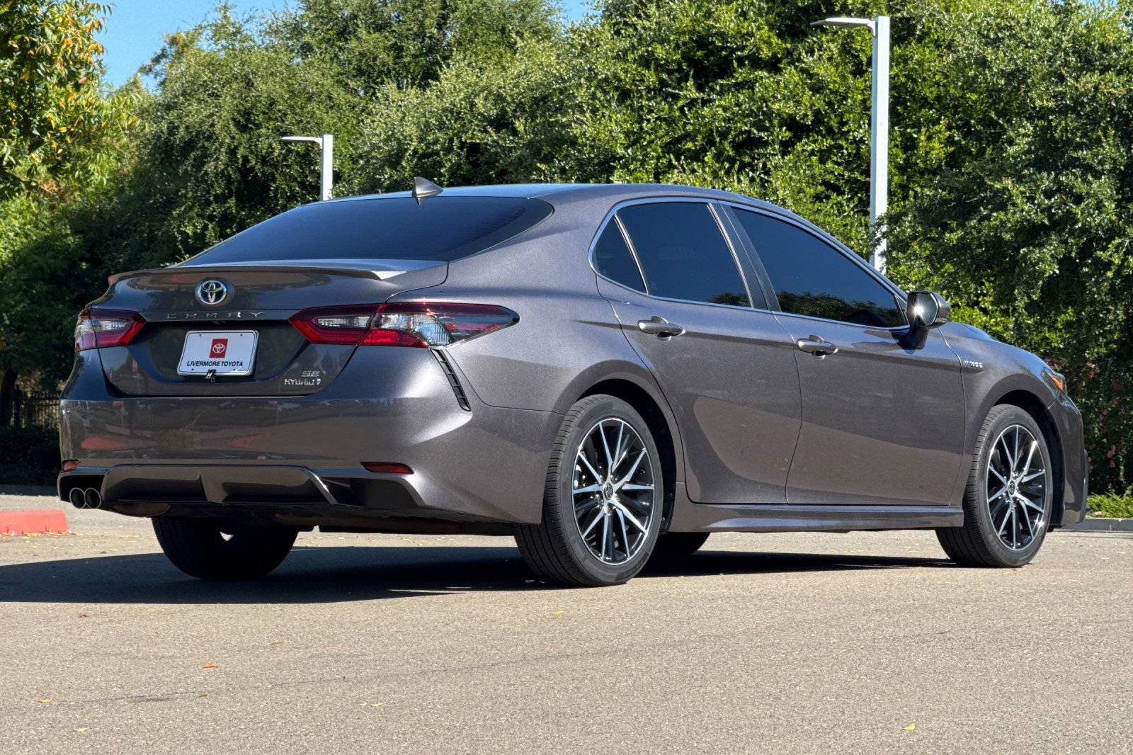 Used 2021 Toyota Camry SE w/ Cold Weather Package FWD image 4