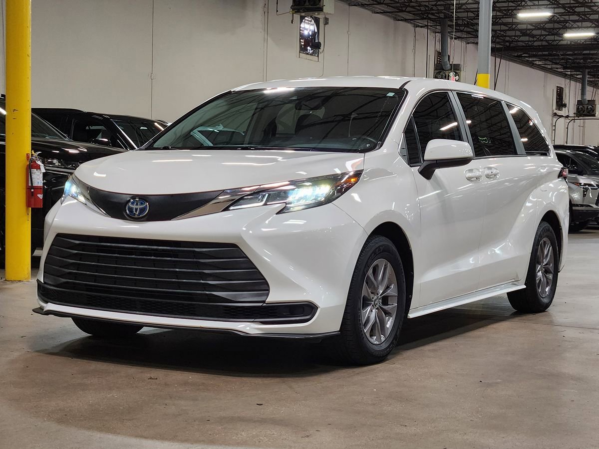Used 2021 Toyota Sienna LE FWD image 3