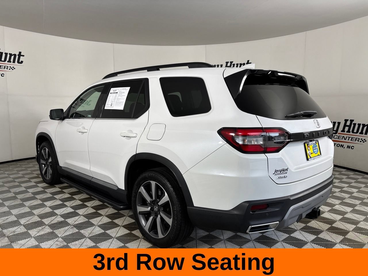 Used 2025 Honda Pilot Touring image 8