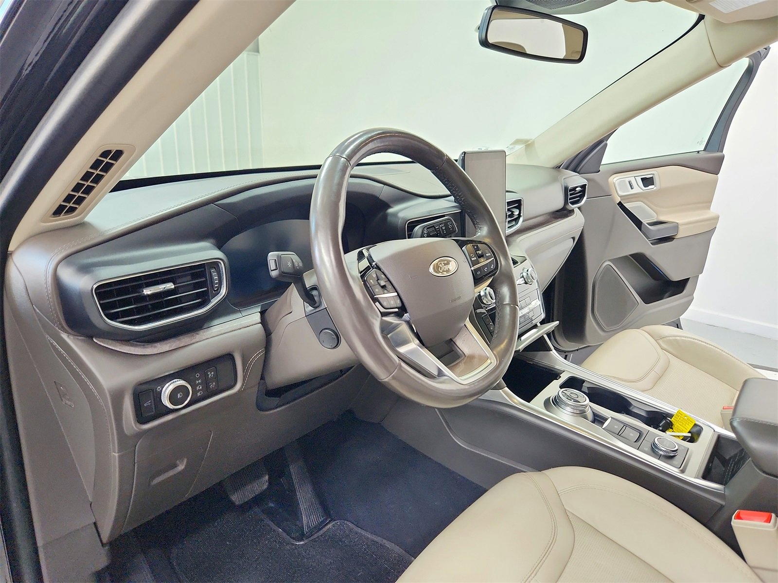 Used 2023 Ford Explorer Platinum w/ Technology Package image 18