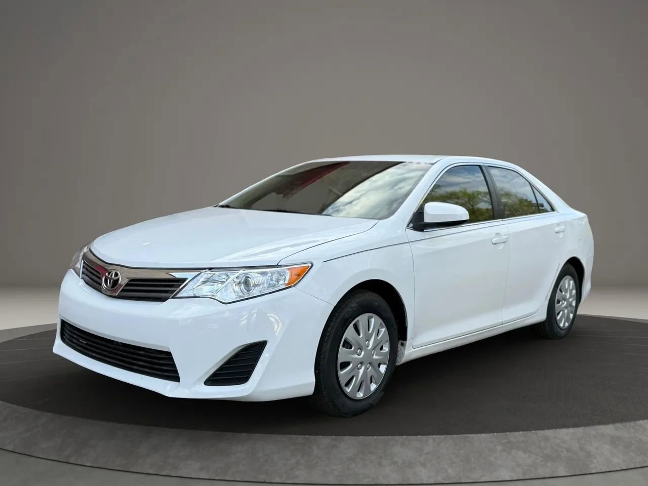 Used 2014 Toyota Camry L FWD image 1