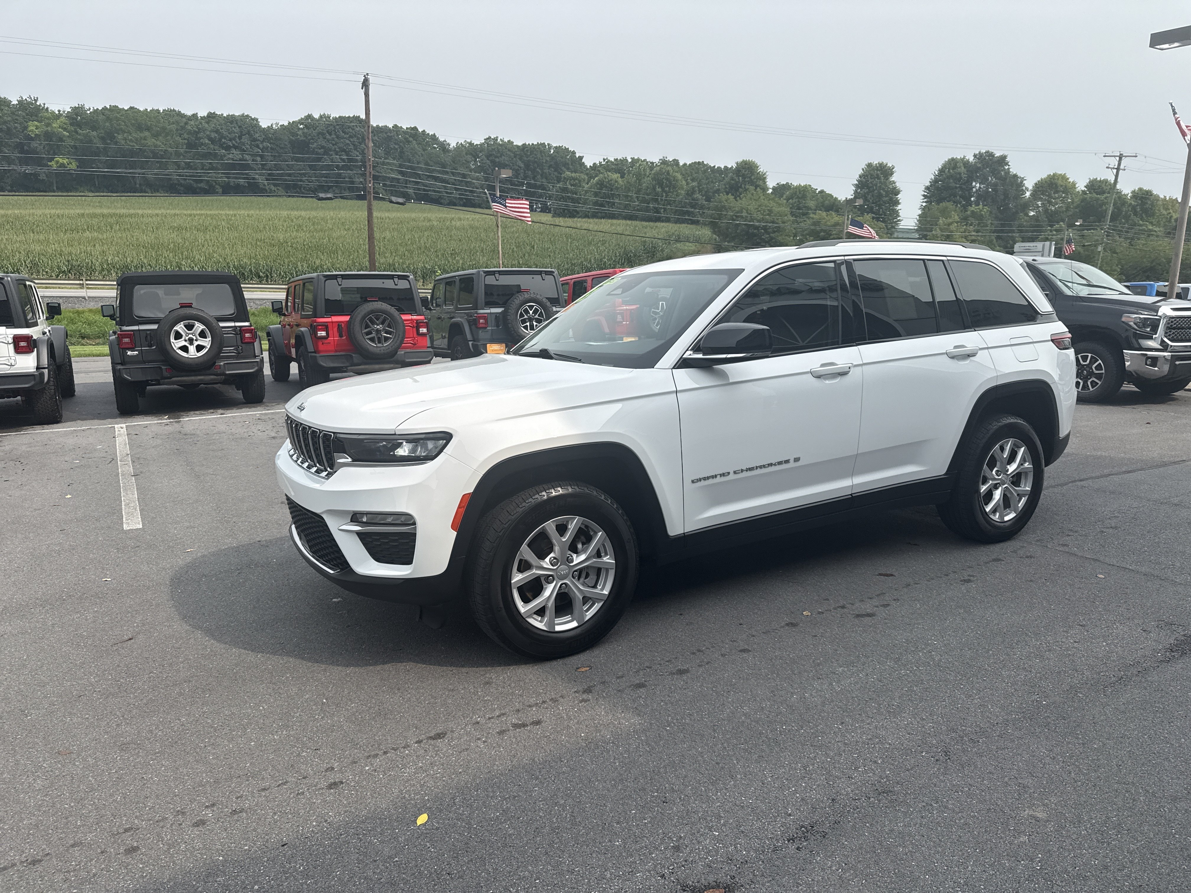 Used 2023 Jeep Grand Cherokee Limited AWD/4WD image 8