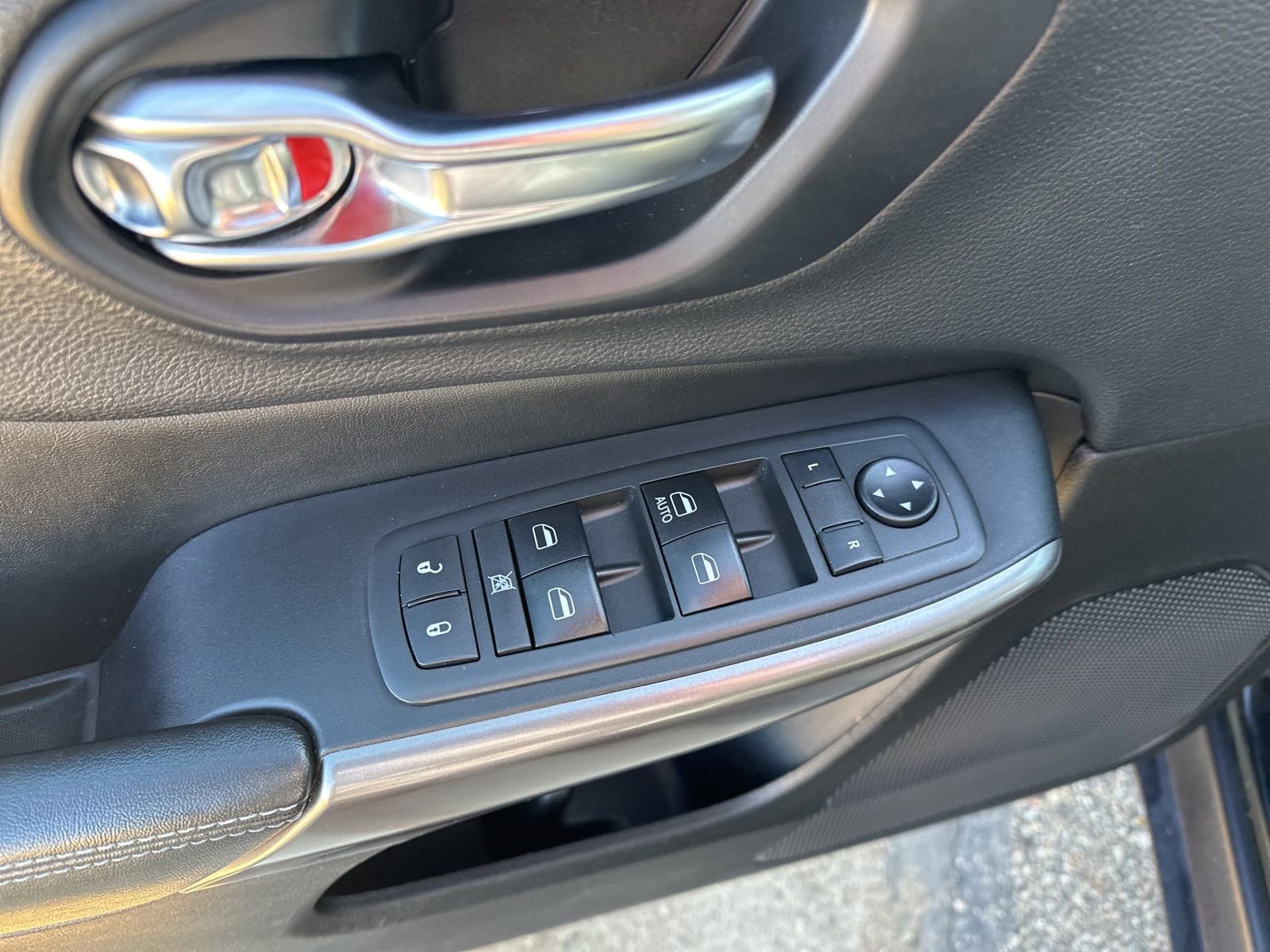 Used 2019 Jeep Cherokee Latitude w/ Cold Weather Group image 18