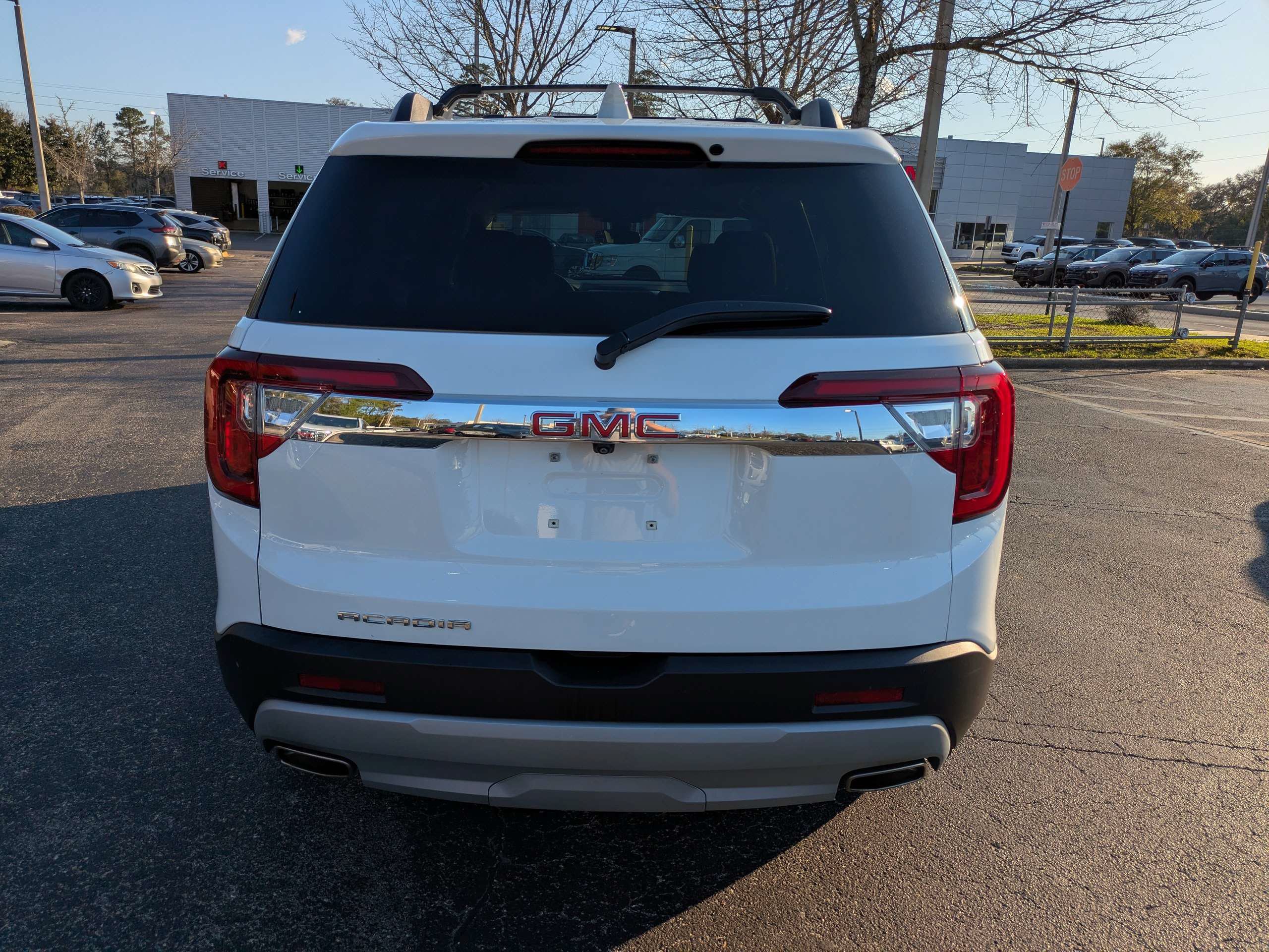 Used 2023 GMC Acadia SLE w/ Driver Convenience Package FWD image 5