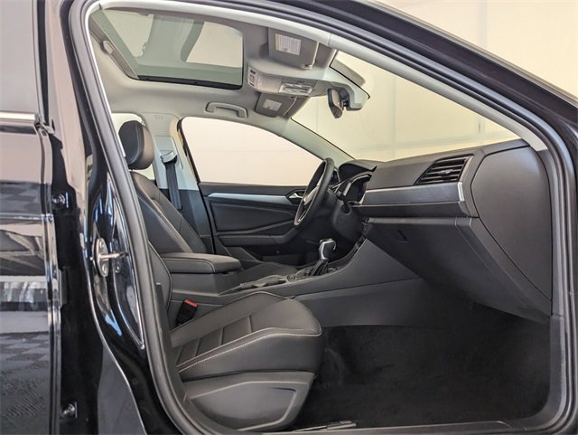 Certified 2022 Volkswagen Jetta SE w/ Panoramic Sunroof Package image 18