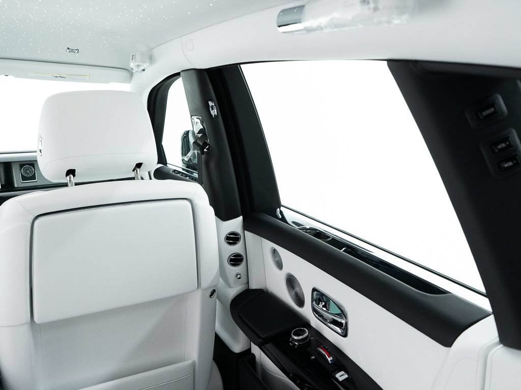 Certified 2026 Rolls-Royce Phantom Sedan w/ Leather Finishing Pack RWD image 31
