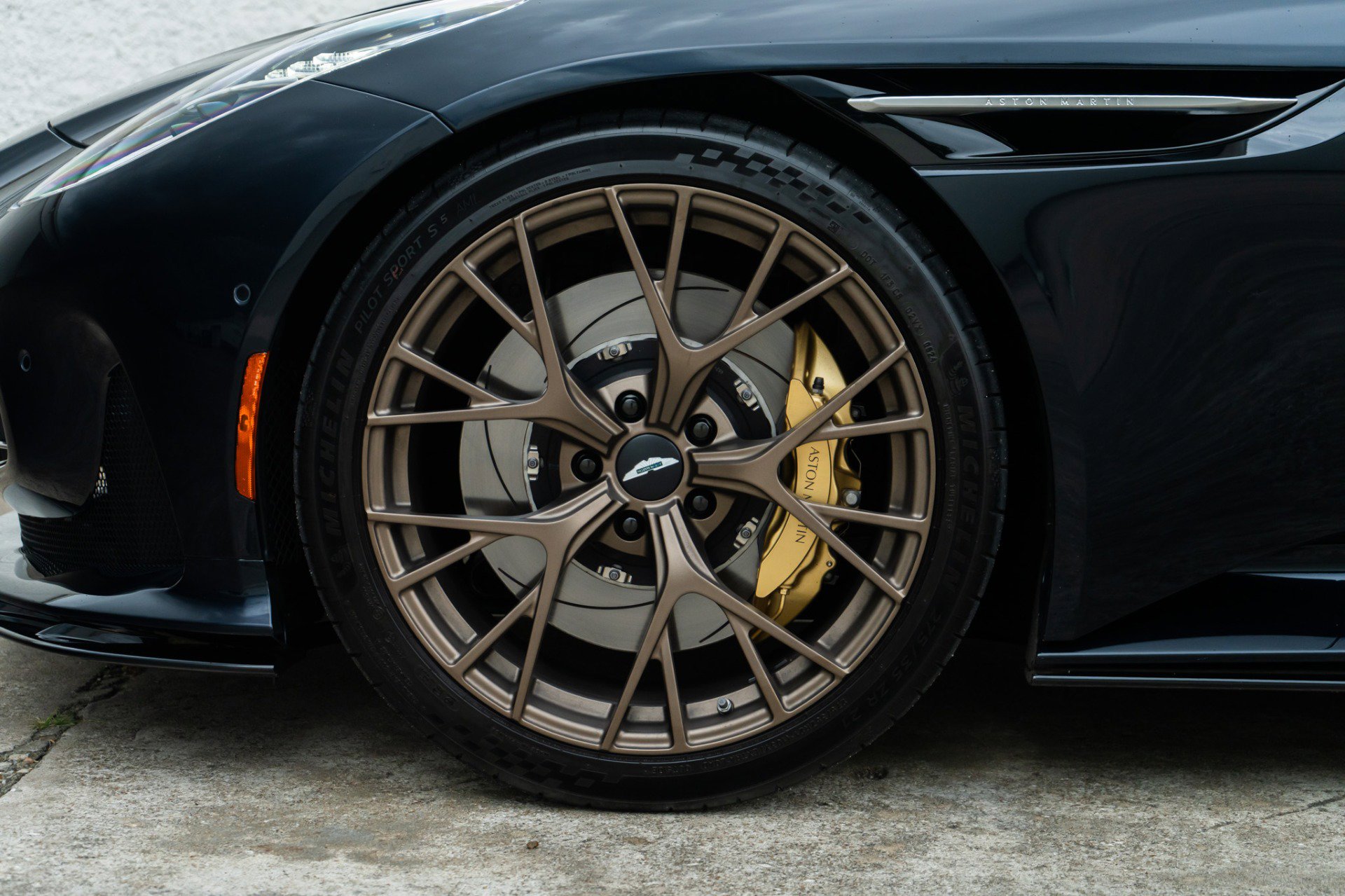 Used 2024 Aston Martin DB12 Coupe RWD image 30
