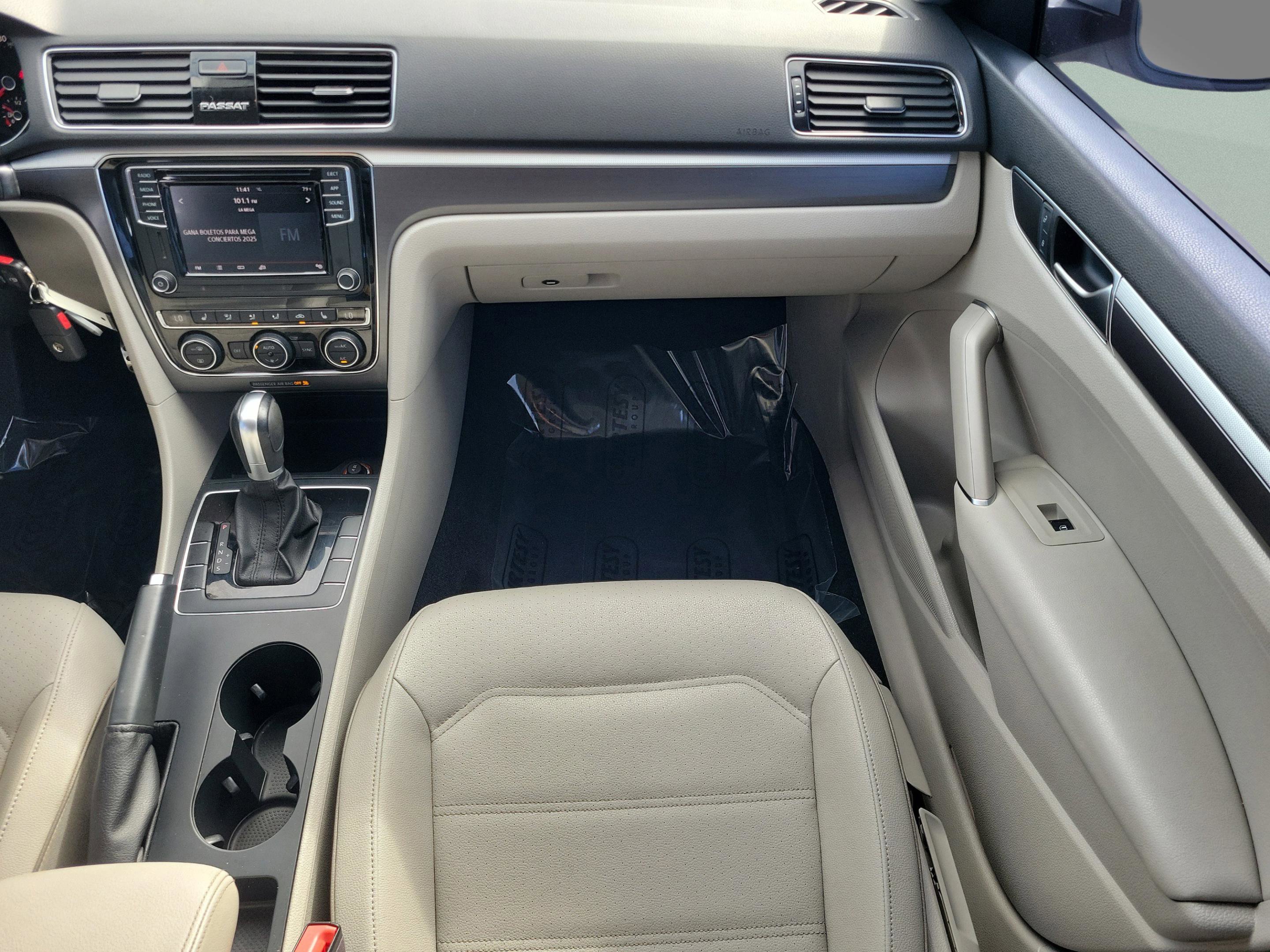 Used 2018 Volkswagen Passat 2.0T R-Line w/ R-Line Lighting Package image 14