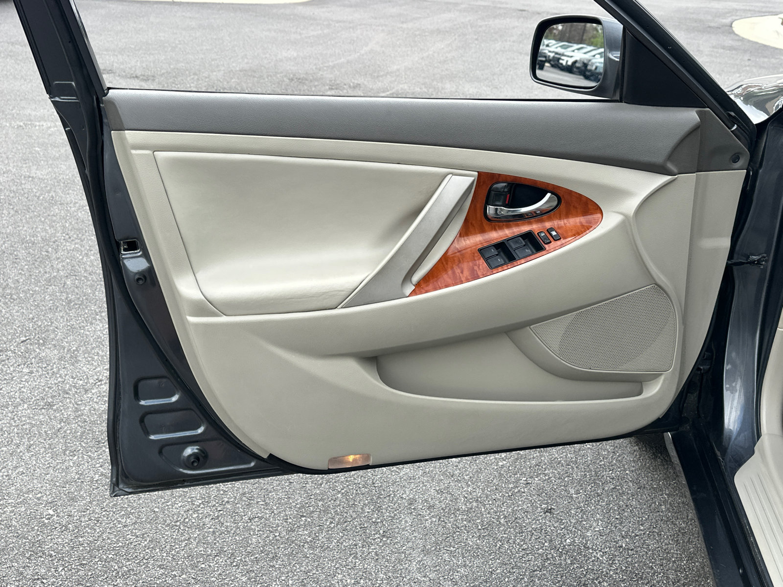Used 2011 Toyota Camry XLE w/ XLE Extra-Value Pkg #2 FWD image 12