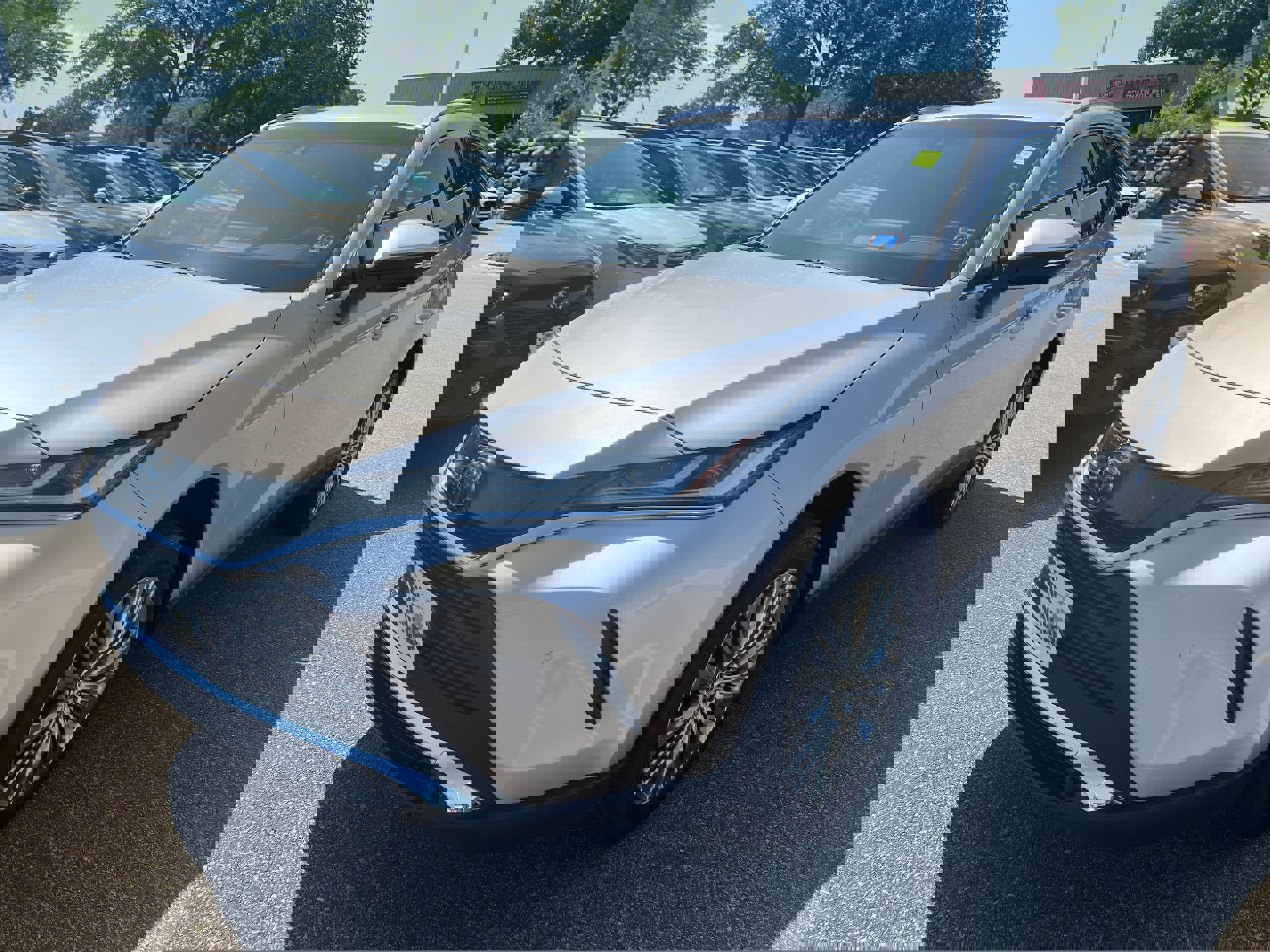 Used 2022 Toyota Venza image 3