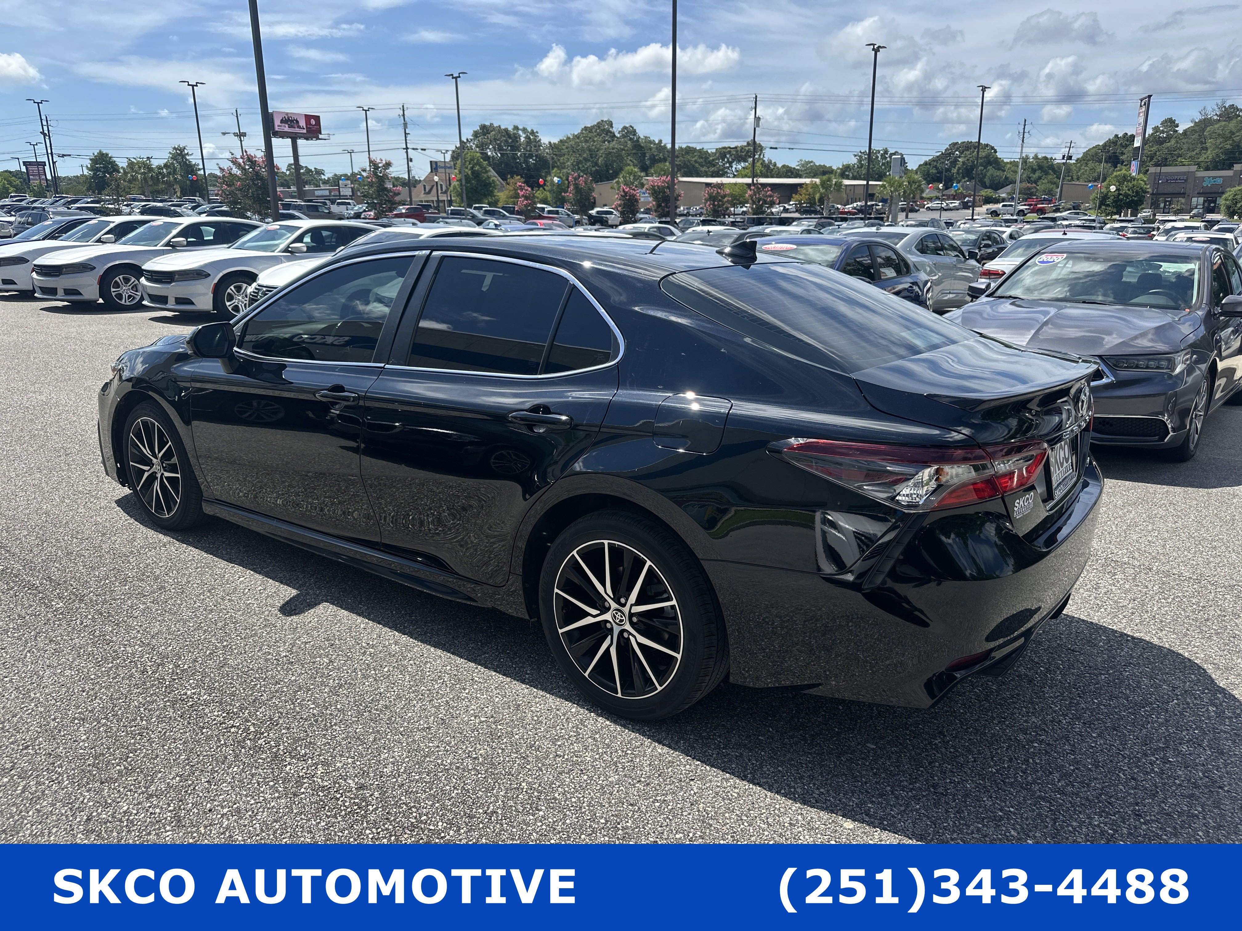 Used 2021 Toyota Camry SE FWD image 3