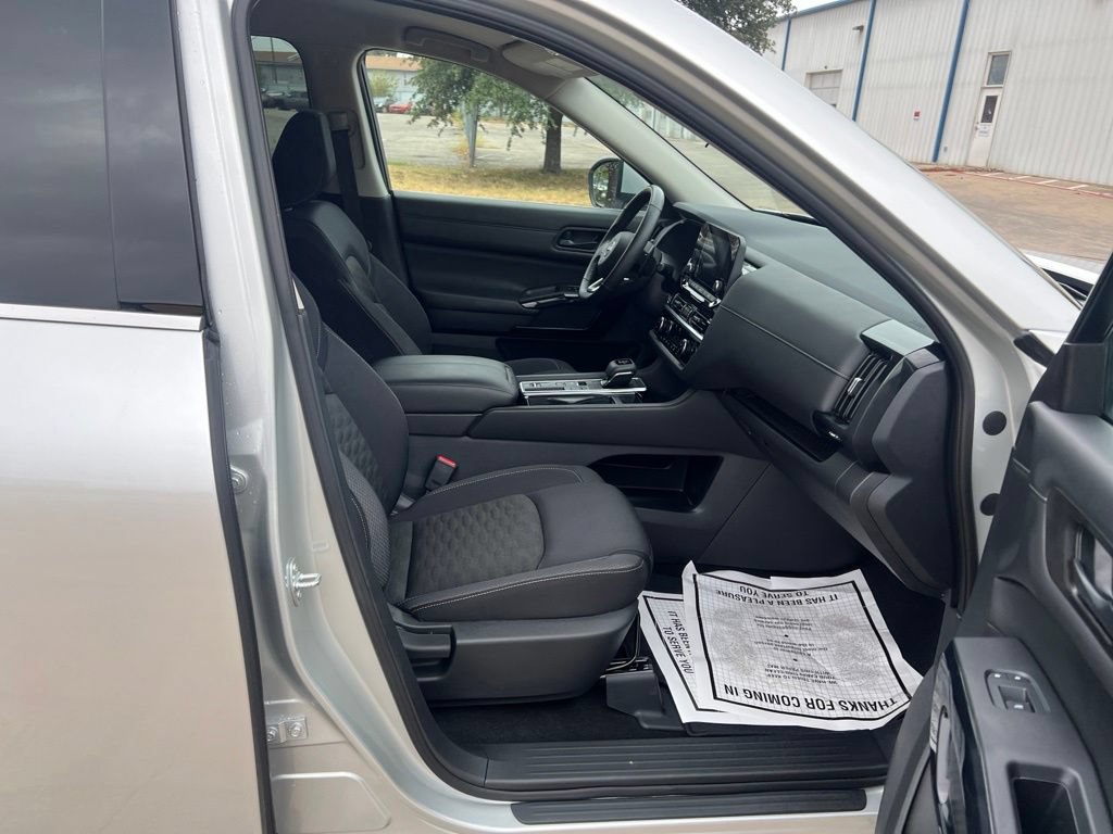 Used 2024 Nissan Pathfinder SV FWD image 19