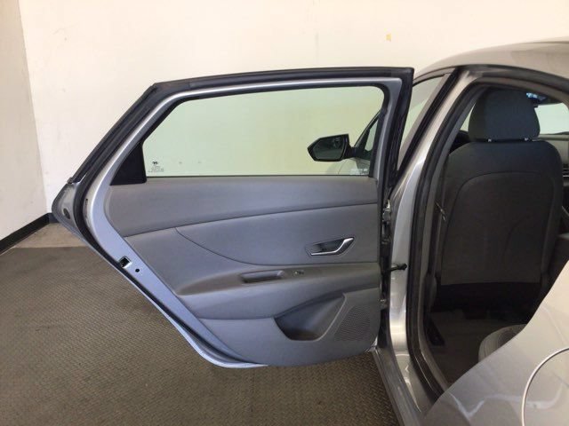 Used 2021 Hyundai Elantra SE FWD image 12