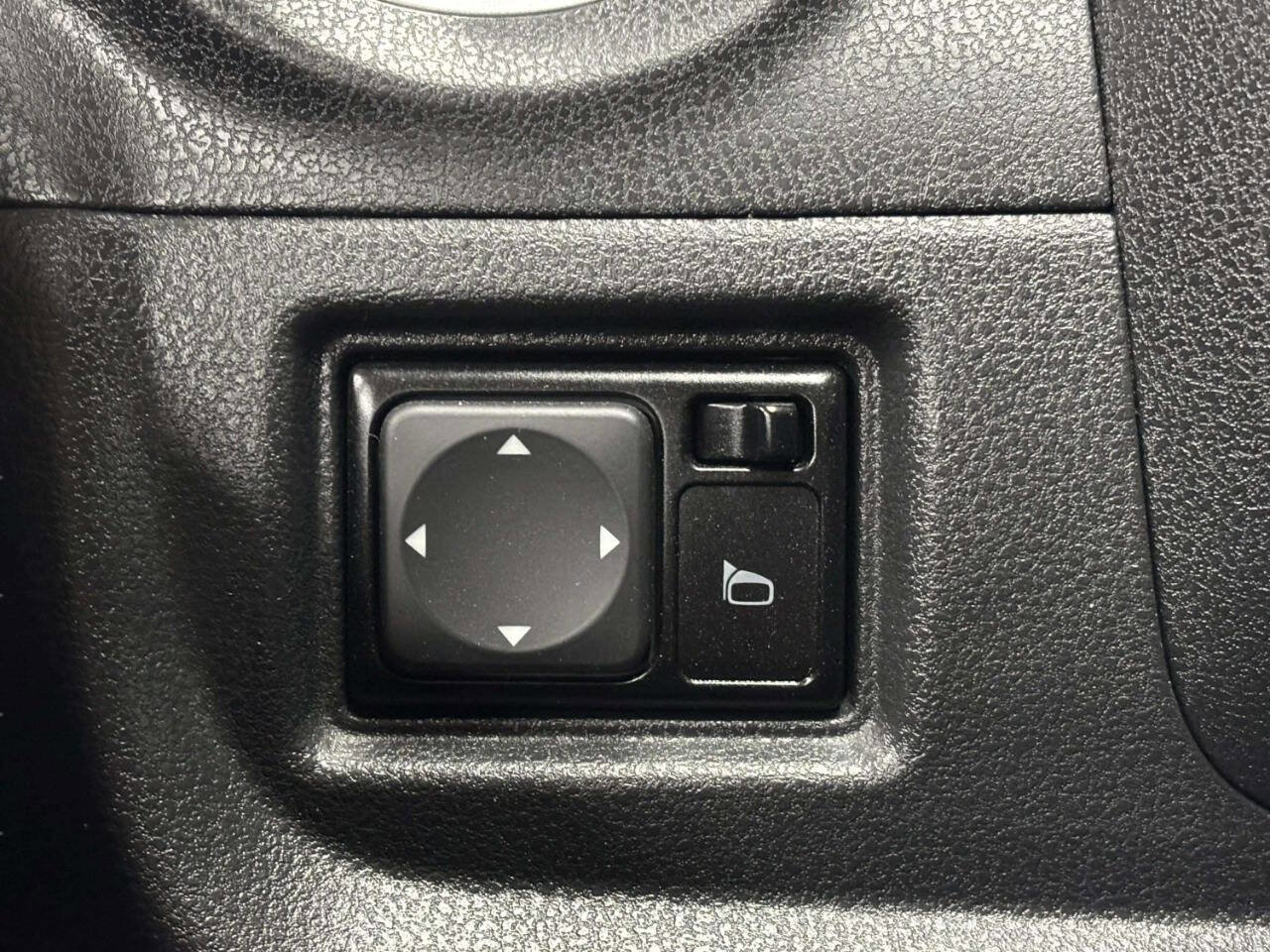 Used 2015 Nissan Versa Note SV image 32