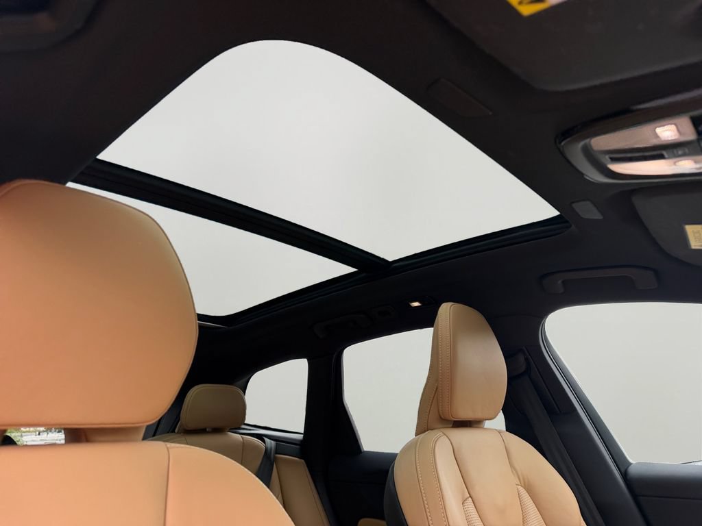 Certified 2025 Volvo XC60 T8 Ultra w/ Climate Package AWD/4WD image 7