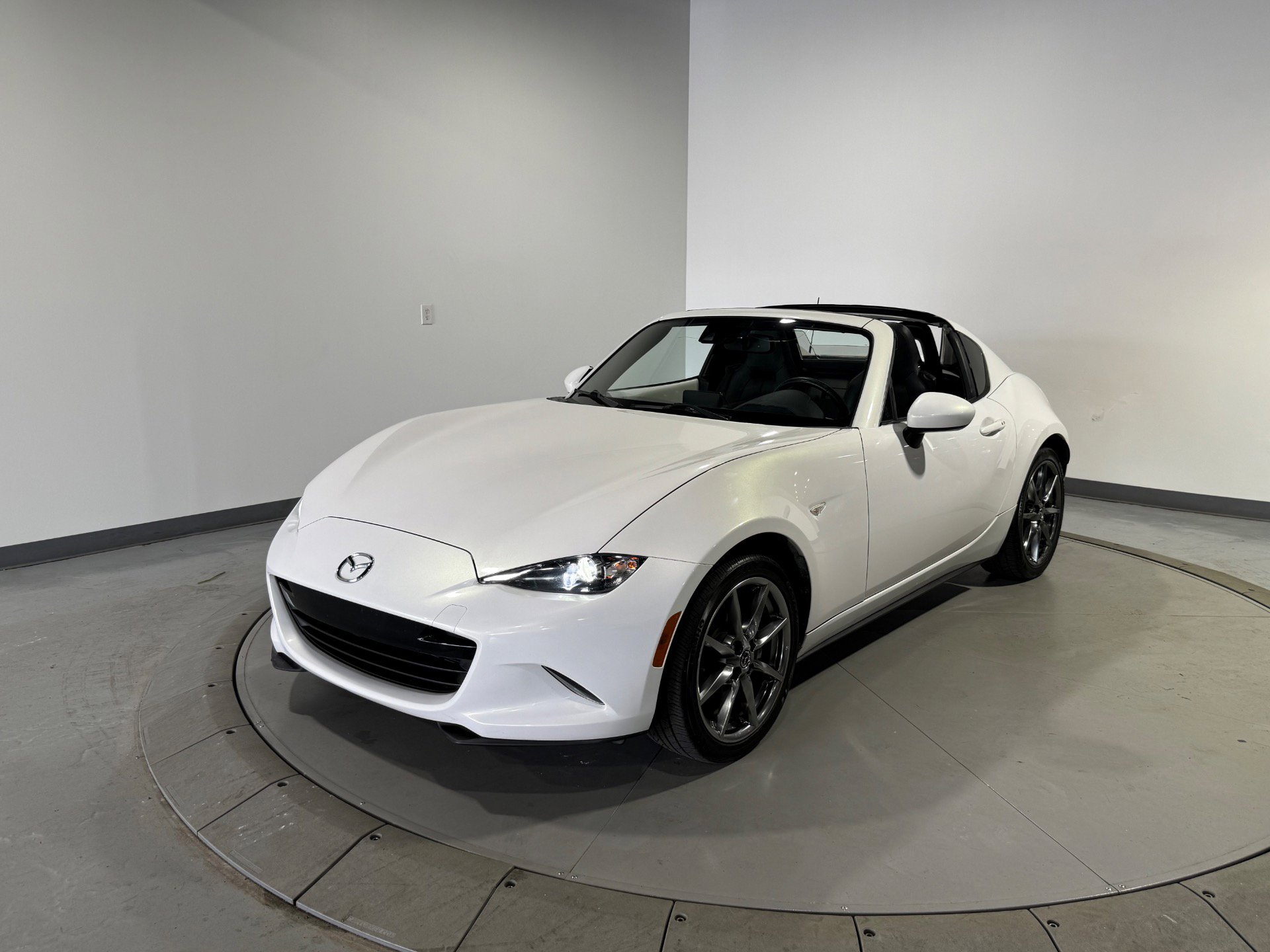 Used 2017 MAZDA MX-5 Miata RF Grand Touring RWD image 3