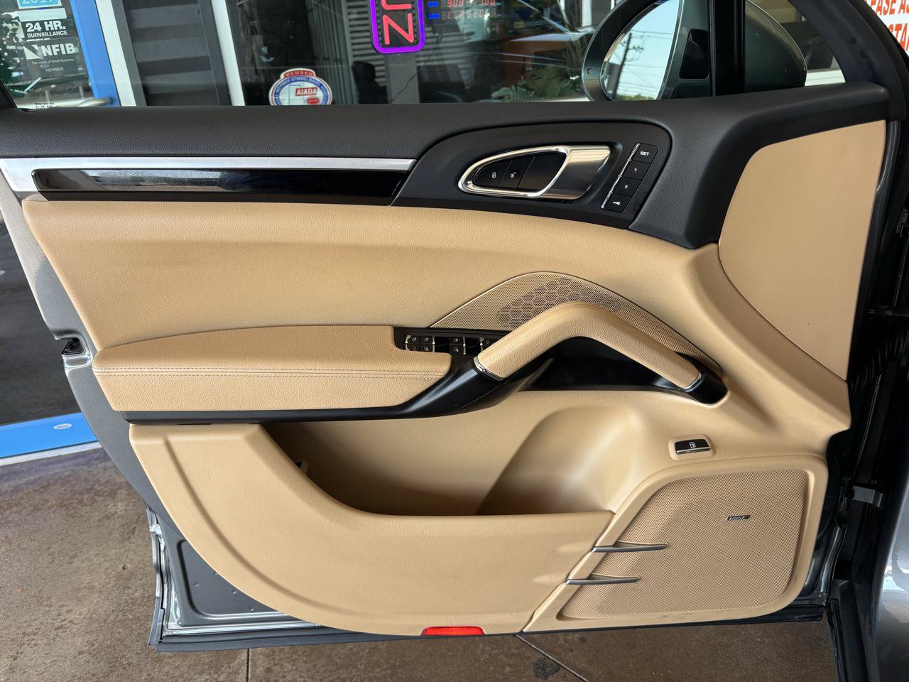 Used 2018 Porsche Cayenne S w/ Premium Package Plus AWD/4WD image 19