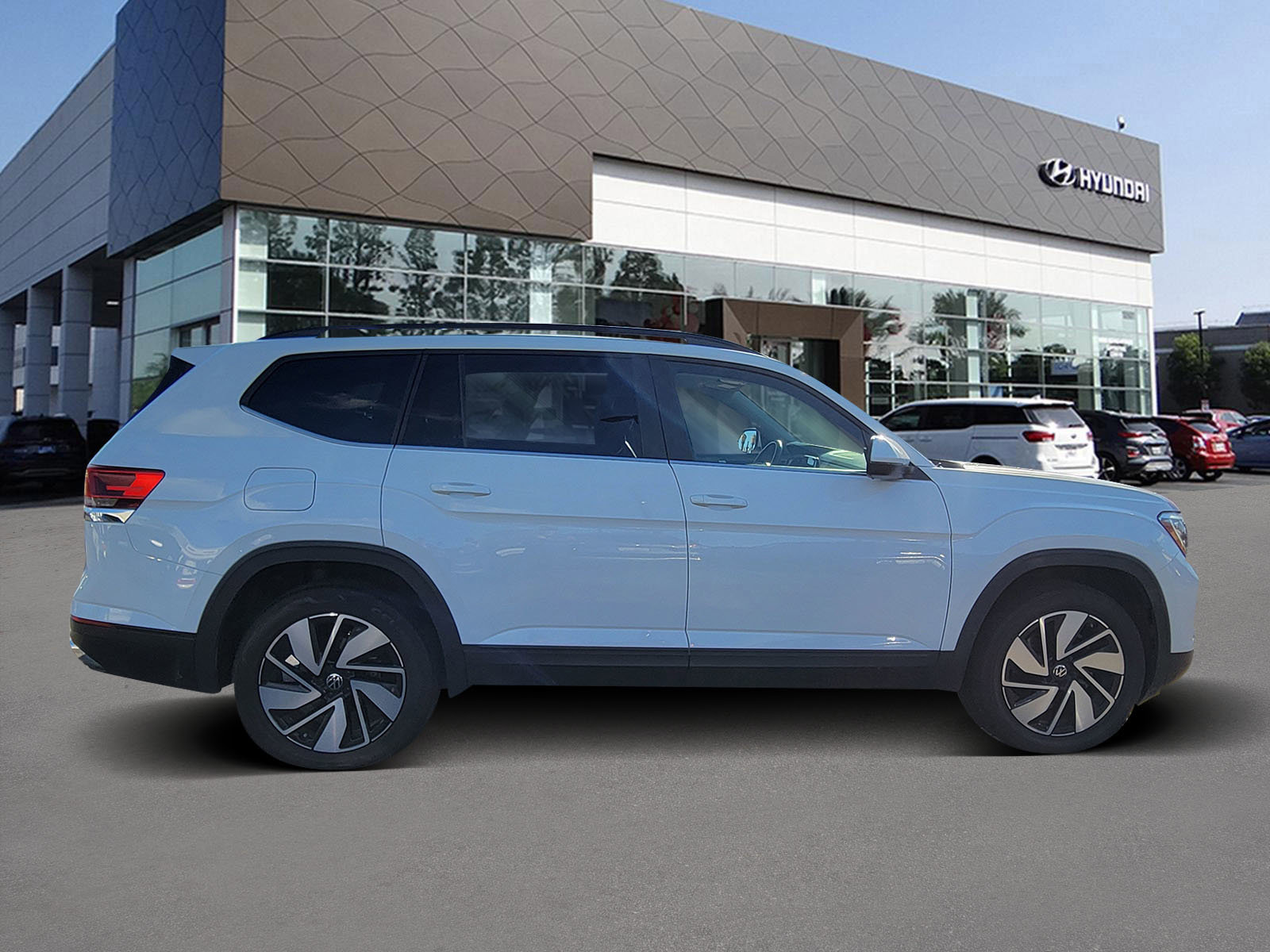 Used 2024 Volkswagen Atlas SE image 4