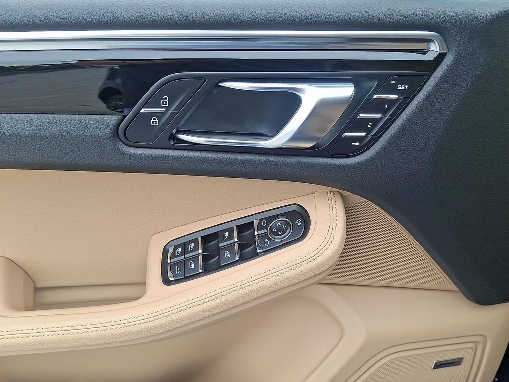 Certified 2025 Porsche Macan image 14