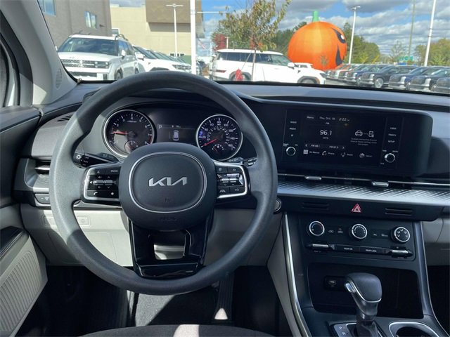 Used 2023 Kia Carnival LX image 11