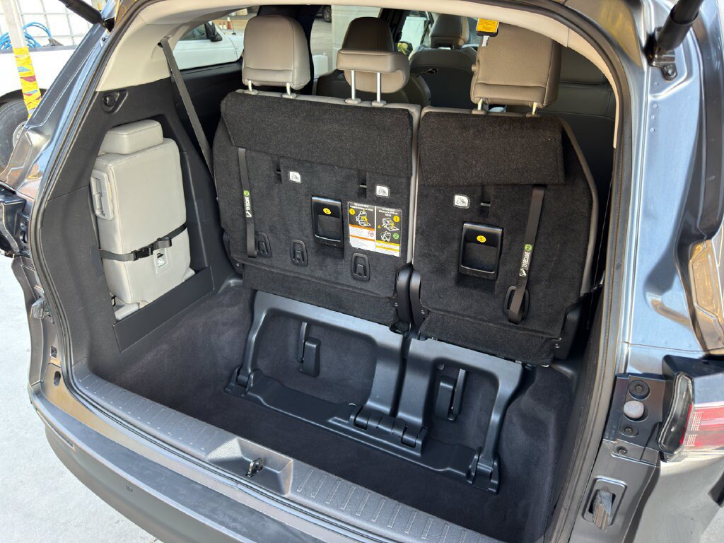 Used 2025 Toyota Sienna XLE FWD image 14