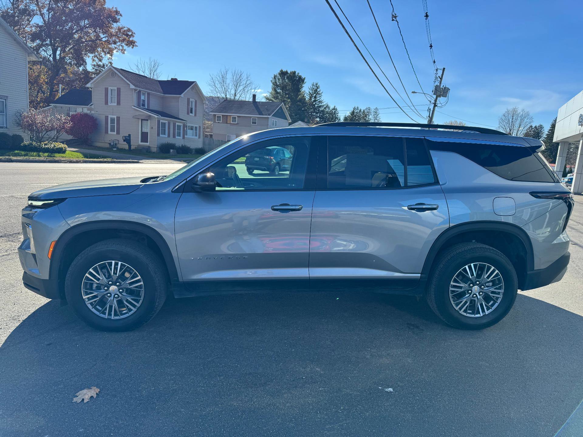 Used 2025 Chevrolet Traverse LT image 11