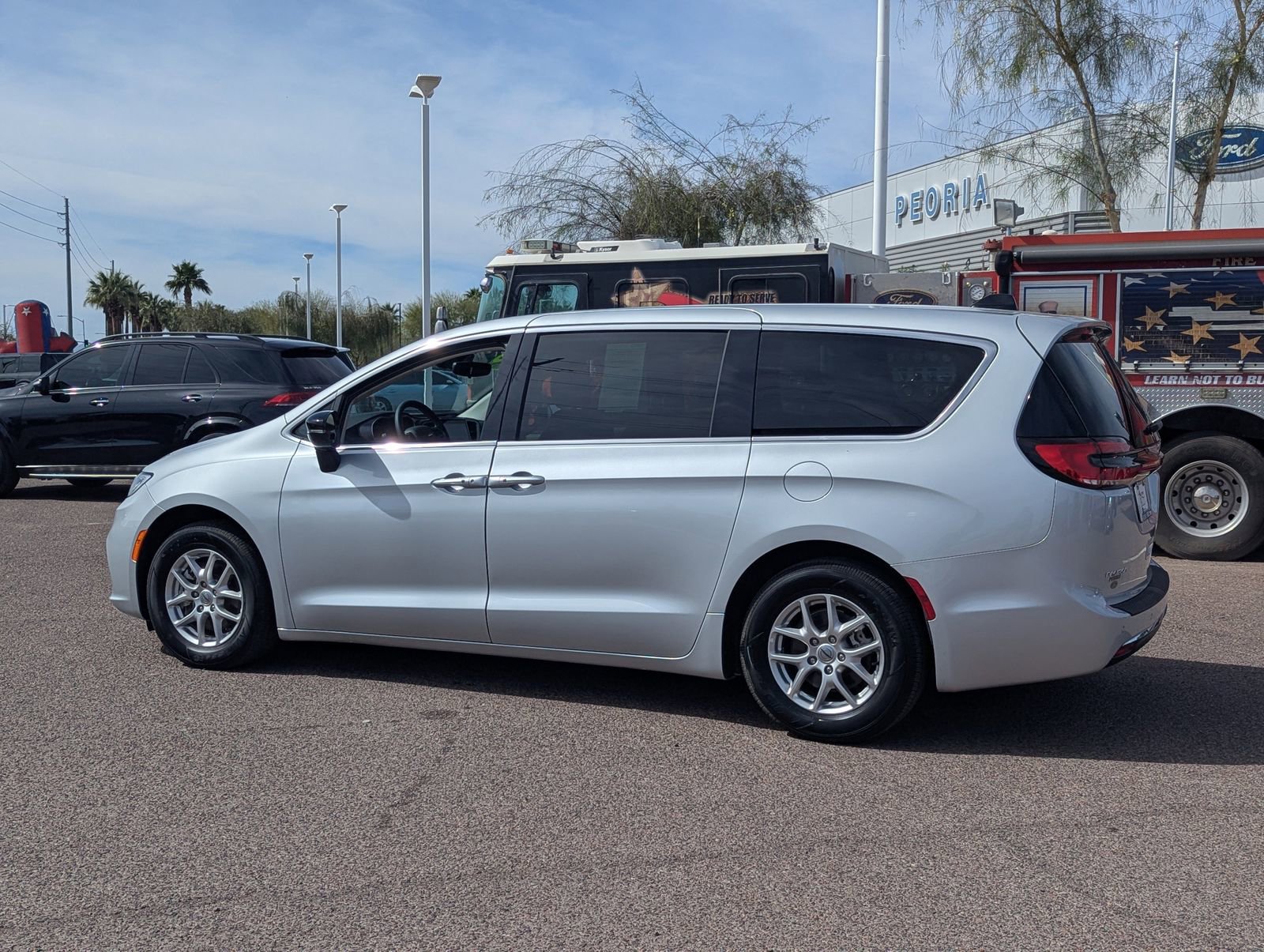 Used 2024 Chrysler Pacifica Touring-L image 25