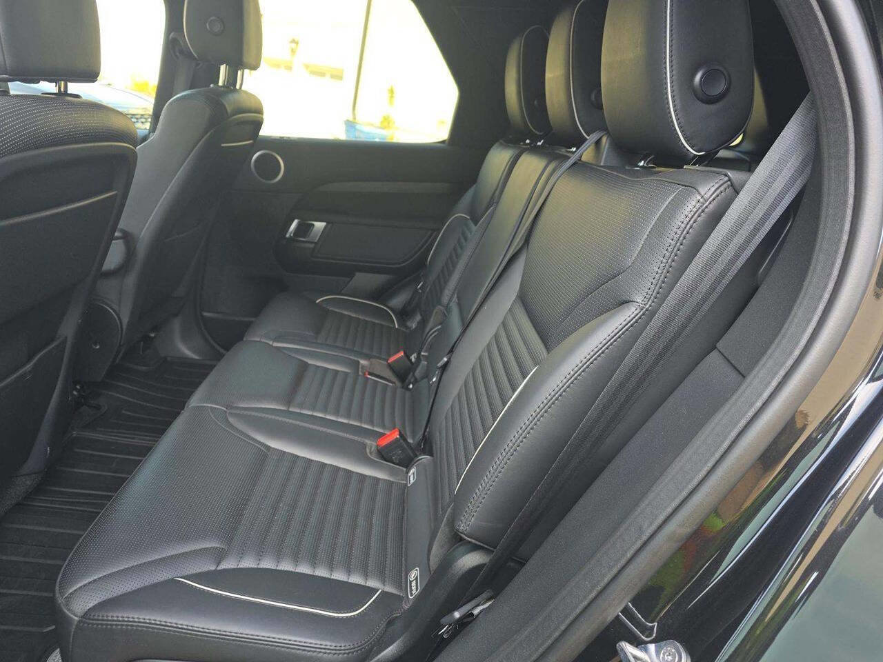 Used 2019 Land Rover Discovery HSE image 8