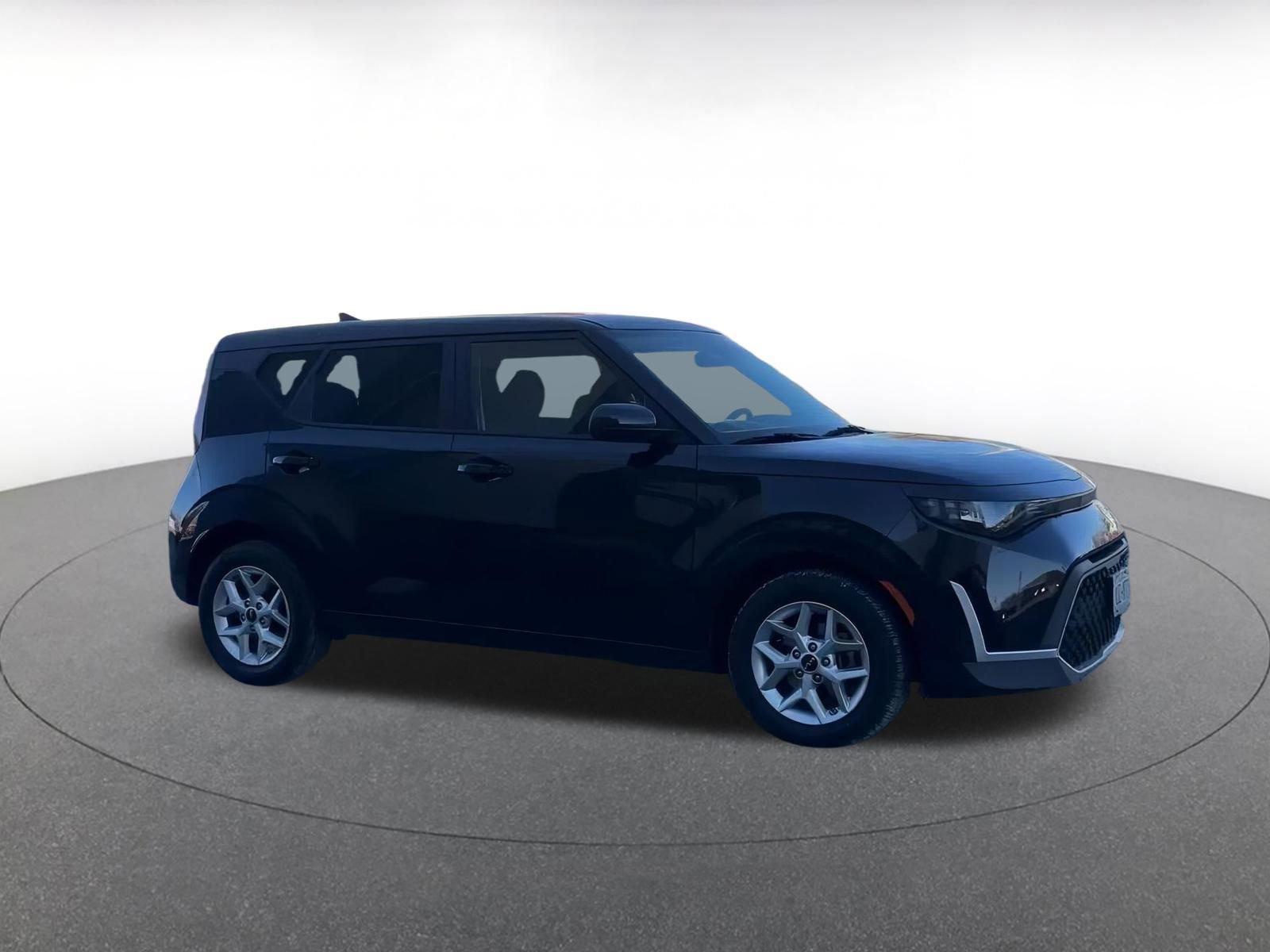 Used 2025 Kia Soul LX w/ LX Technology Package image 2