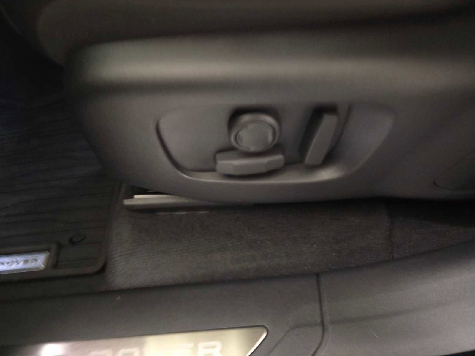 New 2026 Land Rover Range Rover Velar Dynamic SE image 21