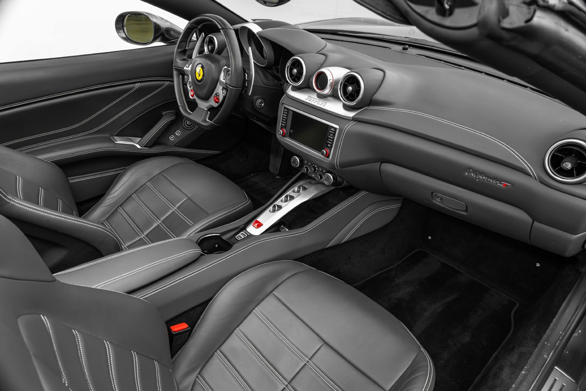 Certified 2016 Ferrari California T RWD image 32