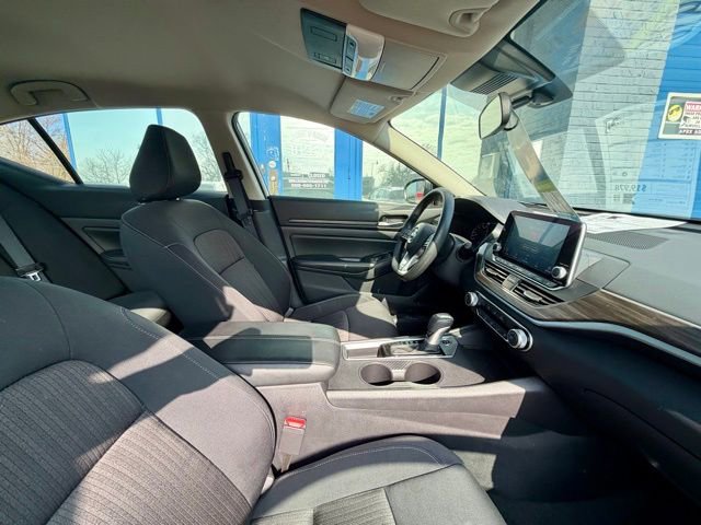 Used 2025 Nissan Altima 2.5 SV FWD image 19