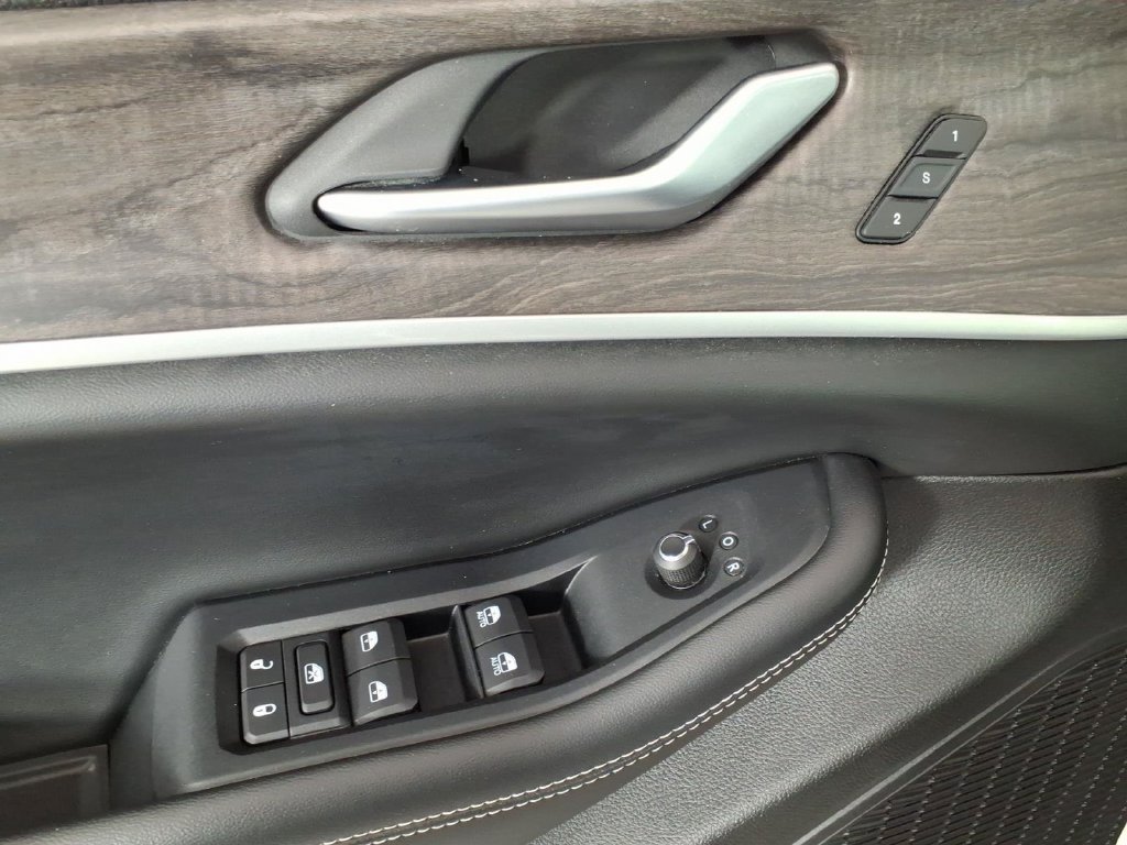 Used 2023 Jeep Grand Cherokee Limited AWD/4WD image 14